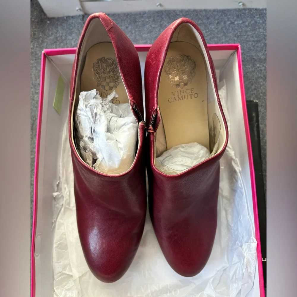 EUC Vince Camuto Elegant Burgundy Heeled Ankle Boots - Picture 4 of 5